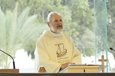 Bischofsvikar Willi Vieböck bei einer der Eucharistiefeiern.  