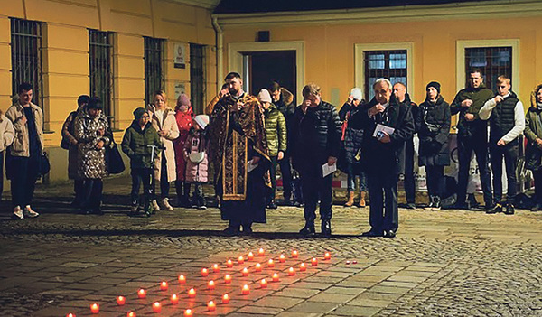 Der ukrainisch-katholische Pfarrer Andrii Kityk inmitten seiner Linzer Gemeinde    