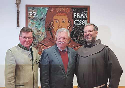 Stefan Reichhardt (Mitte) mit Pfarrer P. Markus Schlichthärle und Herbert Spanner 