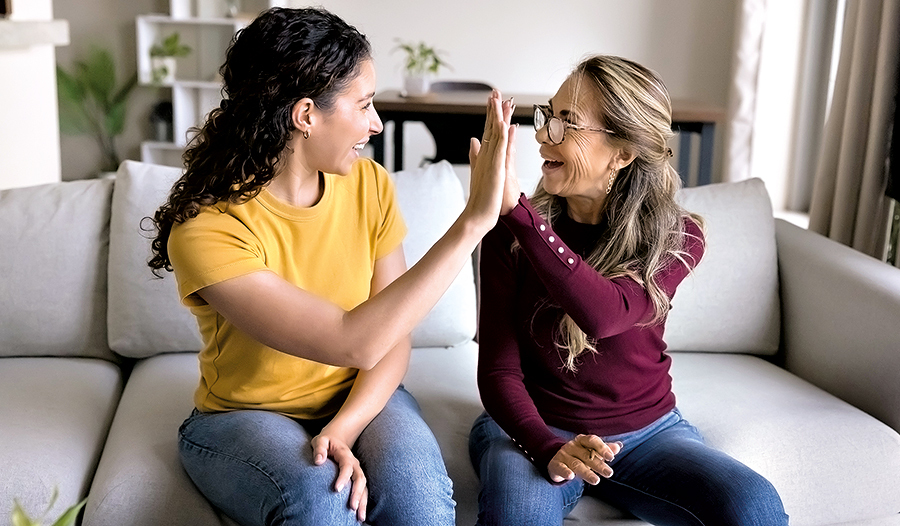 So anstrengend Zusammenleben manchmal sein kann: Alleine ist es noch anstrengender, besonders im Alter. Orte gegen Einsamkeit bieten die katholischen Bildungswerke für Menschen, die glücklich älter werden wollen.  