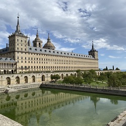 25. Oktober: Besichtigung des Klosterpalasts Escorial. Der Klosterpalast ist eines der bedeutendsten historischen und kulturellen Wahrzeichen Spaniens und wurde 16.Jahrhundert von König Philipp II. erbaut. 
