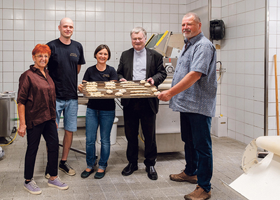 Ein Besuch in der ­Bäckerei der Familie Eichler stand ebenfalls am Visitationsprogramm. Dort hat Bischof Scheuer Mohnflesserl geflochten. 