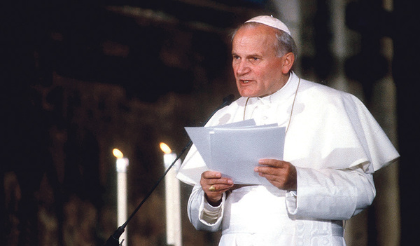 Zwei Leser haben unterschiedliche Zugänge zum Erbe des Papstes Johannes Paul II. (bürgerlicher Name: Karol Wojtyła).      