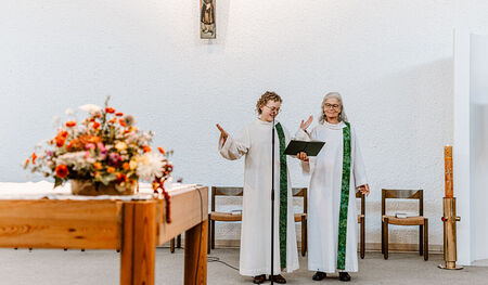 Eva Ulbrich und Andrea Gschwendtner beim Gottesdienst in der Pfarrgemeinde Urfahr-St. Markus