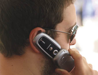 Mann mit Handy [ NUR FUER REDAKTIONELLE VERWENDUNG! (c) www.BilderBox.com, Erwin Wodicka, Siedlerzeile 3, A-4062 Thening, Tel. + 43 676 5103678.Verwendung nur gegen HONORAR, BELEG, URHEBERVERMERK nach AGBs auf bilderbox.com], Arbeitgeber, Boss, Bosse