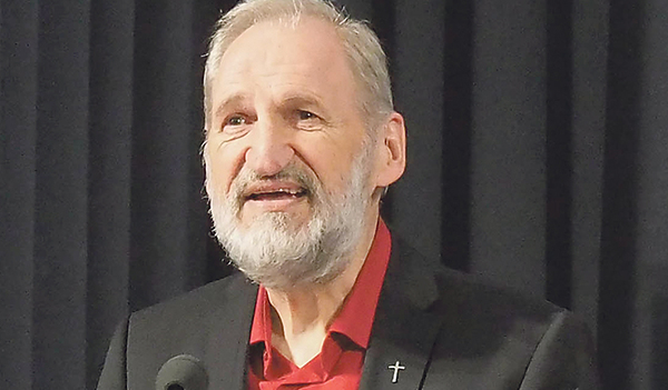 Als Visitator und Firmspender ist Willi Vieböck in vielen Pfarren der Diözese Linz unterwegs. 
