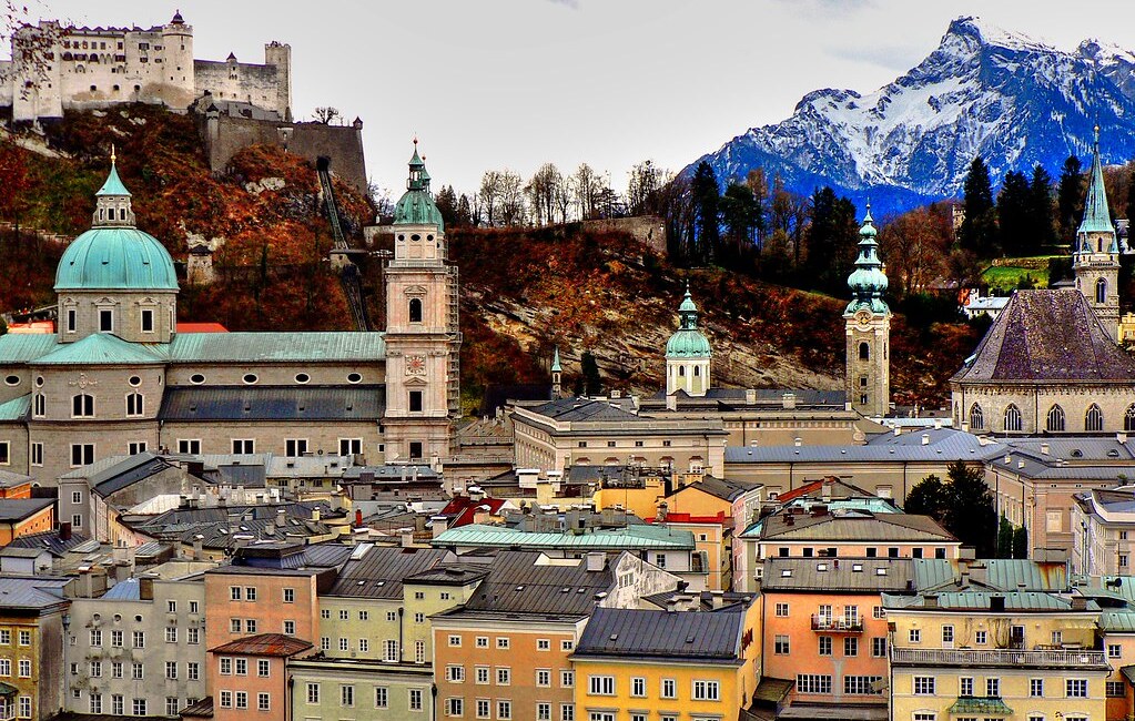 Luftansicht der Stadt Salzburg mit Blick auf Festung Hohen Salzburg.