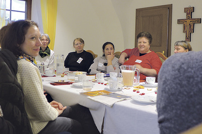 Betreuerinnen-Café Leonstein. Seit zwei Jahren organisiert ein Team ein regelmäßiges Treffen für Frauen aus östlichen Ländern. Sie arbeiten in Leonstein und Molln als 24-Stunden-Personenbetreuerinnen, oft unter schwierigen Bedingungen. Das Café soll 