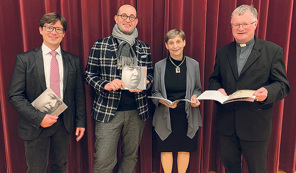 Die Herausgeber/innen  Bernhard Zopf, Thomas Schlager-Weidinger und Monika Würthinger mit Bischof Manfred Scheuer. Nicht am Bild: Andreas Schmoller   