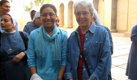 Sr. Victoria Nabil NDS (Mitte) mit ihrer Mitschwester Darlene deMong (rechts).