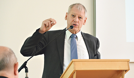 Univ.-Prof. Franz Gruber bei einer Vorlesung an der KU Linz, die ihm seit seinem Studienbeginn wissenschaftliche Heimat ist.