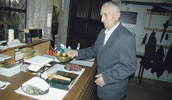 Josef Weigerstorfer bereitet alles für die Wochentagsmesse vor.  