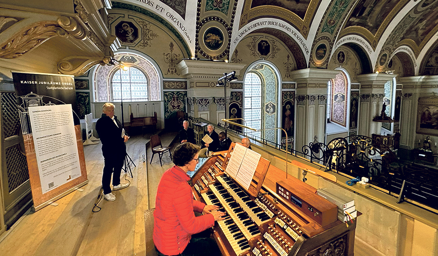 Kirchenmusikerin Raminta Skurulskaite an der Kaiser-Jubiläums-Orgel in Bad Ischl.  