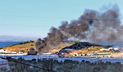 Ein Bild, das schlimme Erinnerungen an den Brand von Moria weckt. Mitte Jänner brach im Nachfolgelager Feuer aus. 