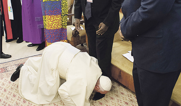 Bat in einer ungewöhnlichen Geste um die Fortsetzung des Friedensprozesses: der 82-jährige Papst kniete vor den politischen Kontrahenten des Südsudans nieder und küsste ihnen die Füße. 