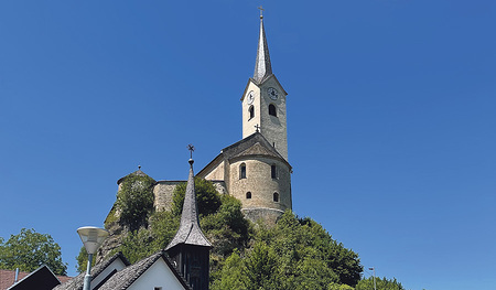 Die Kirche in Stein im Jauntal blickt über das ganze Dorf hinweg.  