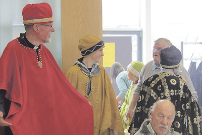 Stilsichere Sternsinger/innen. Bei einer Modenschau im Pfarrzentrum haben sie, angeführt von Pfarrer Kurt Pittertschatscher (links im Bild), ihre neuen Gewänder präsentiert.  