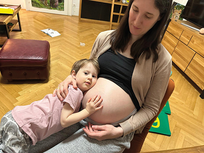 Auch Bruder Lucian suchte Kontakt zum Baby.   