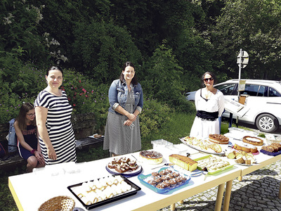 Kuchenverkauf für den guten Zweck in Maria Ach. 