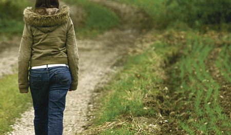 Junge Frau geht auf einsamen Weg [ (c) www.BilderBox.com, Erwin Wodicka, Siedlerzeile 3, A-4062 Thening, Tel. + 43 676 5103678.Verwendung nur gegen HONORAR, BELEG,URHEBERVERMERK und den AGBs auf bilderbox.com](in an im auf aus als and beim mit einer 