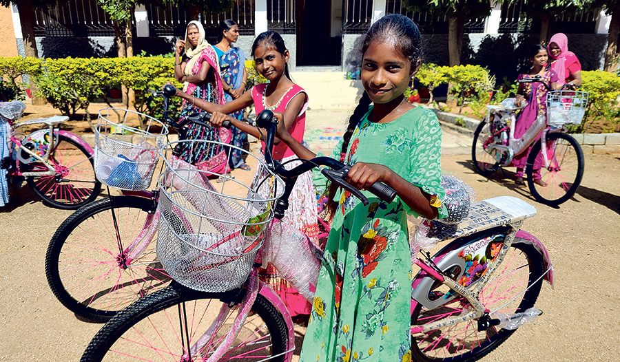 Fahrräder ermöglichen Mädchen in Indien den Schulbesuch.