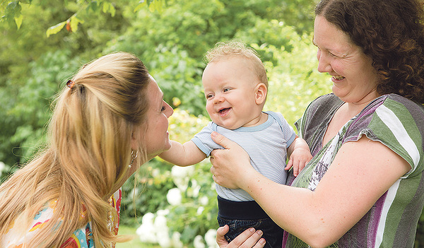 Ehrenamtliche unterstützen als „wellcome-Engel“ Familien mit Baby im ersten Jahr.  