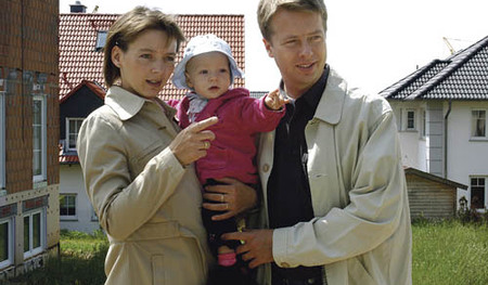 Junge Familie / Young family [ (c) www.BilderBox.com,Erwin Wodicka,Siedlerzeile 3,A4062 Thening,Tel.+43 676 5103 678. Verwendung nur gegen HONORAR, BELEG, URHEBERVERMERK und den AGBs auf bilderbox.com ] (in an im aus als and und beim mit einen einer 
