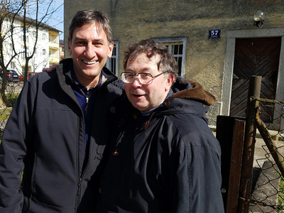 „Es ist verrückt, was da passiert ist.“ Jack Hersch (links) und Herbert Friedmann vor dem Haus in Enns/Kristein, in dem David Hersch versteckt wurde.