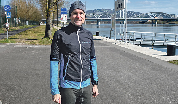 „Marathon-Priester“ Michael Münzner läuft seine Trainingsrunden häufig  entlang der Donau.    