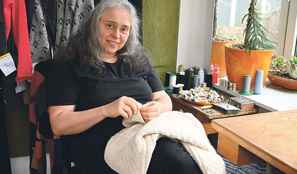 Die Kunststopferin Karina Leitner bei der Arbeit  