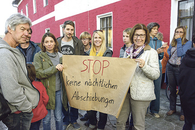 Ehrenamtlicher Einsatz: Die „Plattform Vielfalt für Wartberg“ hielt Anfang Oktober in Wartberg an der Krems eine Mahnwache, weil eine tschetschenische Familie mit vier kleinen Kindern in der Nacht abgeholt und abgeschoben worden war.  
