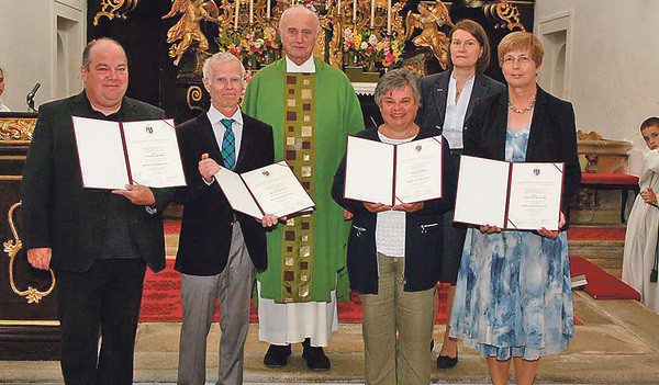 Die Geehrten mit ihren Wappenbriefen: Walter Gruber, Paul Glaser, Maria Gruber und Elsa Stöcklegger (von links).