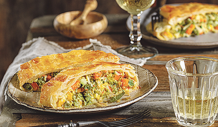 Als Beilage zum Gemüsestrudel passt Jogurt-Schnittlauch- oder Kräutersauce.