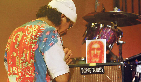 Bild Gottes. Gitarrist Carlos Santana vor einem Christusbild betend, bevor er beim Jazz Festival in Montreux (Schweiz) auftritt.