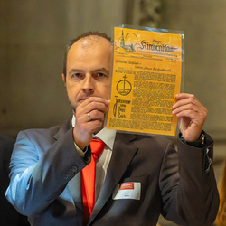 Paul Stütz bringt das Titelblatt der allerersten Ausgabe der Kirchenzeitung