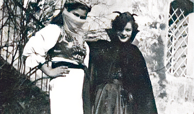Fasching im Internat: Romy Schneider (rechts) im Mephisto-Kostüm. Ihr Vater Wolf Albach-Retty hat es aus dem Fundus des Wiener Burgtheaters geliehen und an seine Tochter geschickt.  