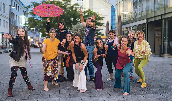 „Getanzte Lebensfreude“ zum Mitmachen wurde auf dem Martin-Luther-Platz in Linz angeboten.    