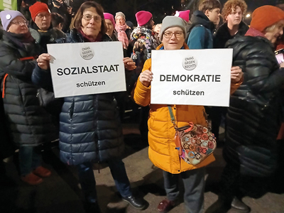 Schwester Sieglinde Ruthner (l.) und Schwester Elisabeth Löffler von der Caritas Socialis setzten ein Zeichen für den Sozialstaat.  