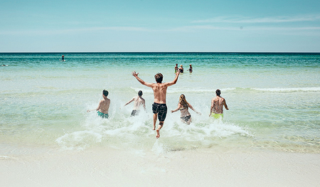 Wer auch am Strand oder See nachhaltig unterwegs sein möchte, für den kann nachhaltige Bademode eine gute Option sein. 