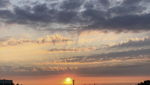 Die kräftigen Bilder der Natur wie hier im farbenfrohen Schauspiel von Sonne und Wolken haben die Menschen immer bewegt, sie waren auch für den biblischen Autor Sinnbild für das machtvolle Wirken Gottes. 