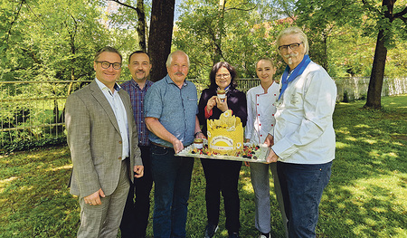 Bei der Übergabe des Erlöses an die OÖ. Kinder-Krebs-Hilfe: (von links) Kaufmännischer Direktor Günther Dorfinger, Einkaufsleiter Alfons Steinmetz, Gerhard Kreindl, Stv. Kassier der OÖ. Kinder-Krebs-Hilfe, Stv. kaufm. Direktorin Gabriela Neumaier,  K