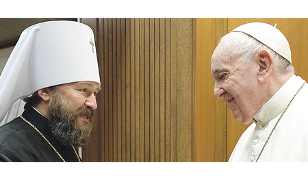 Die Russisch-orthodoxe Kirche hat den Leiter ihres Außenamtes, Metropolit Hilarion (im Bild mit Papst Franziskus), abberufen.   