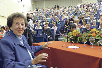 Im Jahr 2014  war sie auf Einladung des Bibelwerks mit ihrem Buch „Schattenseiten des Lebens – und wo bleibt Gott?“ in Linz zu Gast. 