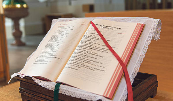 Das liturgische Buch „Damit es ein Fest bleibt. Alternative Feiermodelle für die zentralen Feste im Kirchenjahr“ (Regensburg 2021) ist eine fundierte Hilfe für Wort-Gottes-Feiern.   