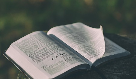 Eine aufgeschlagenen Bibel