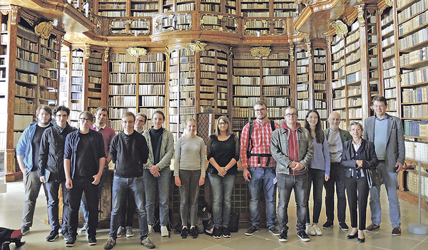 Inmitten von Büchern und alten Handschriften: Hier fühlten sich die Studentinnen und Studenten aus Augsburg sichtlich wohl. Neben St. Florian besuchten sie auch St. Peter in Salzburg, Lambach, Kremsmünster und Admont. Mit dabei: die ehemalige Vatikan