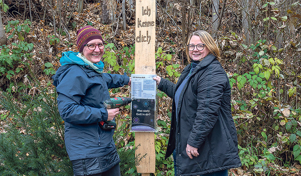 Susanne Lammer und Bernadette Hackl (von links) bei einer der Adventstationen   