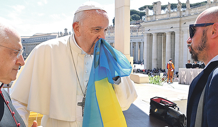 Der Papst küsste unlängst eine ukrainische Fahne während der Generalaudienz auf dem Petersplatz.