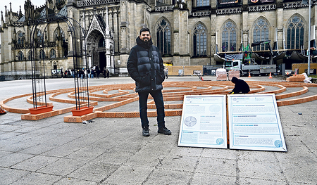 Anson Samuel von der Katholischen Jugend präsentiert das Labyrinth am Linzer Domplatz. 