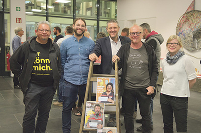 Ausstellungseröffnung in Traun ( v. l. n. r.): Sascha Lindenmayr, Öst. Gewerkschaftsbund Linz-Land, Peter Habenschuß, Treffpunkt „mensch & arbeit“ (TMA) Nettingsdorf, Bruno Kamraner, Arbeiterkammer Linz-Land, Fritz Käferböck-Stelzer und Tamara Mosber